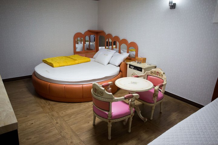 Room 25 of 38