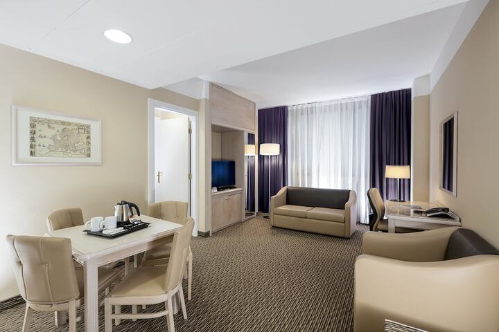 Room 44 of 98