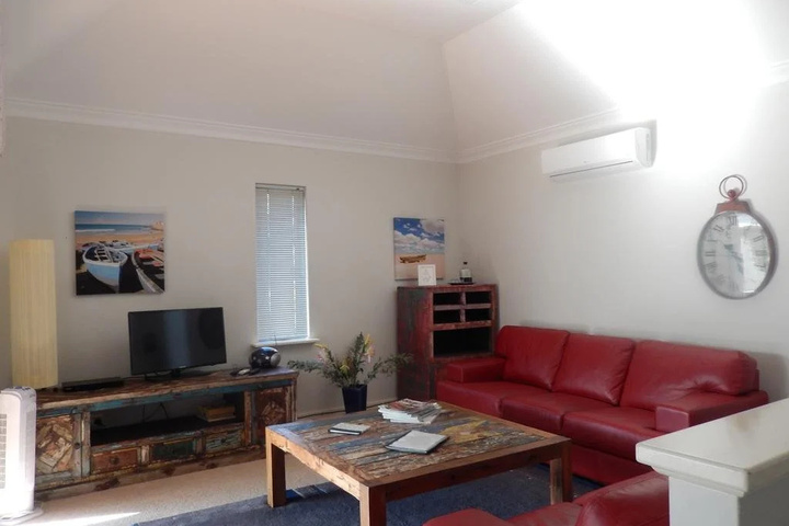 Room 4 of 8