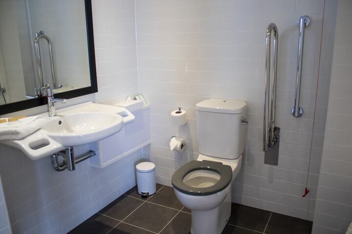 Room 14 of 210