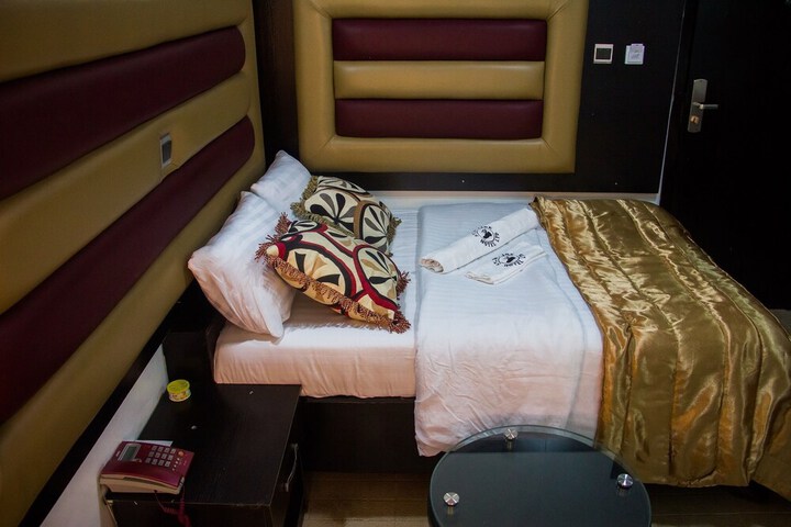 Room 4 of 38