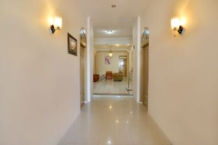 Ballroom/Hall 12 of 18