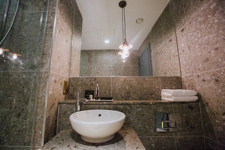 Room 25 of 46