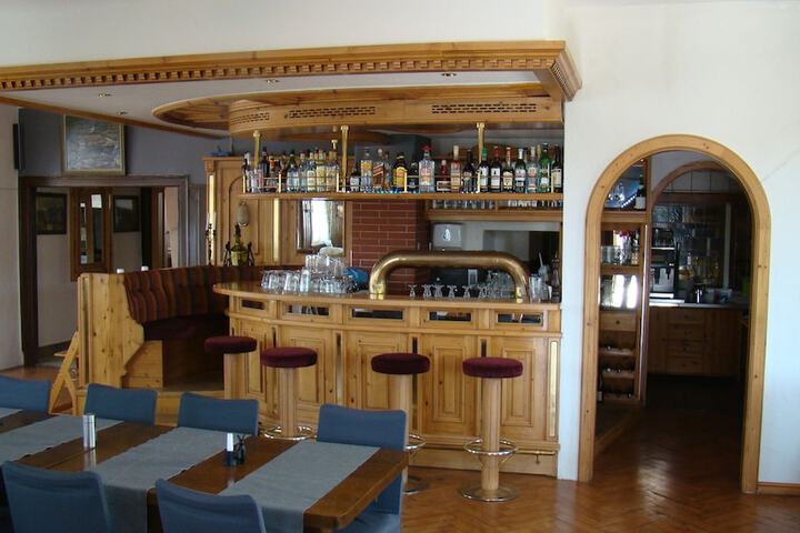 Lounge 44 of 59