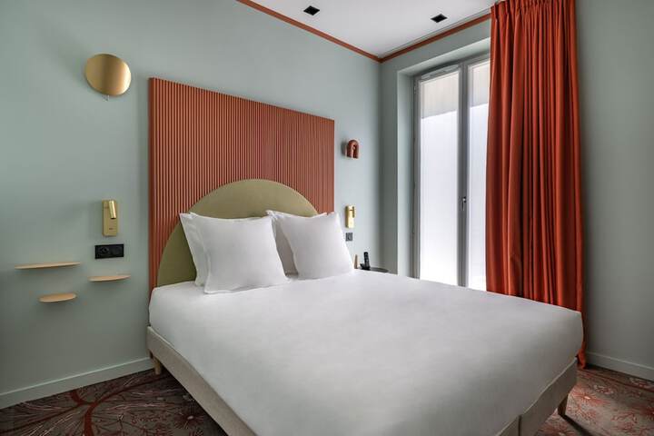 Room 10 of 32