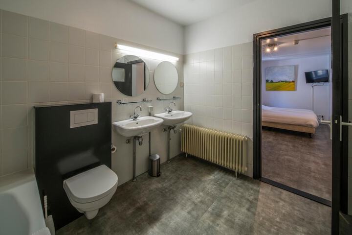 Room 16 of 30