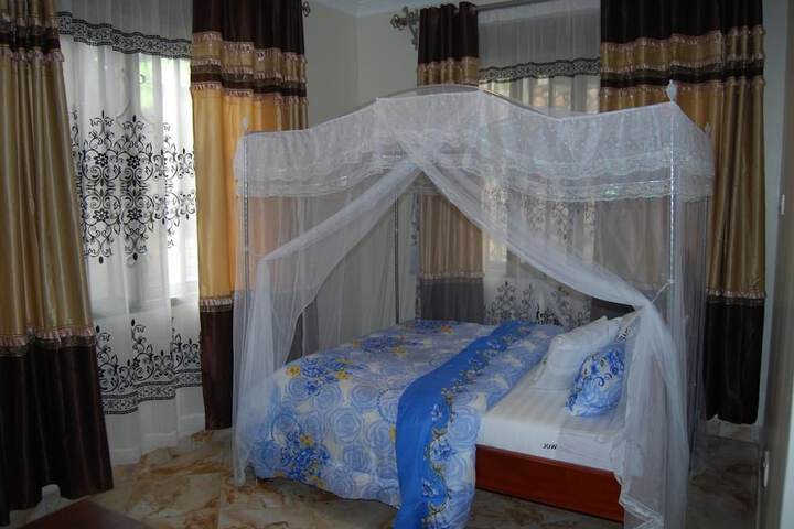 Room 5 of 76