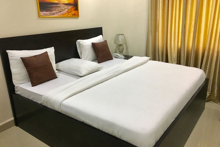 Room 10 of 16