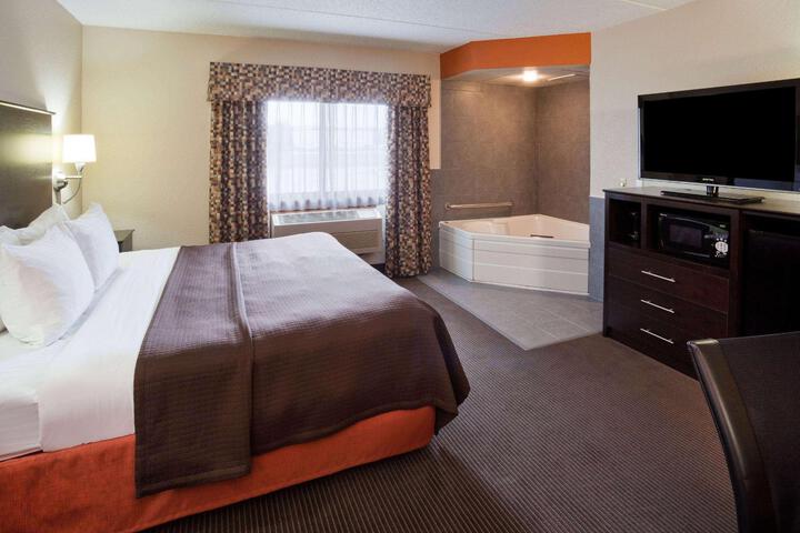 1 King Bed (6 of 17)
