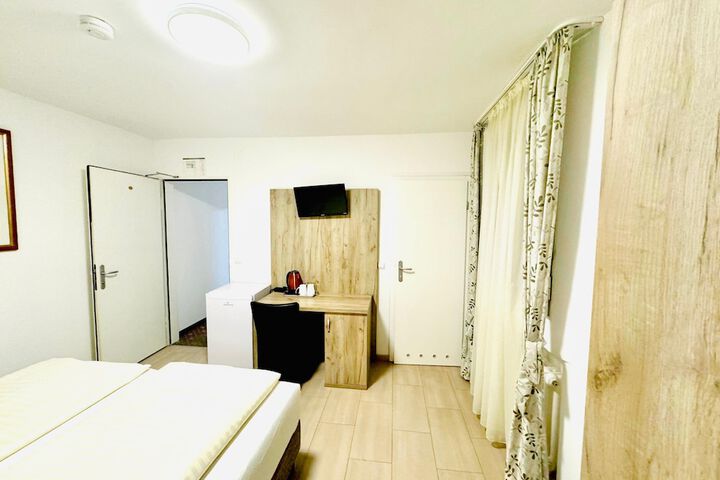 Room 4 of 34