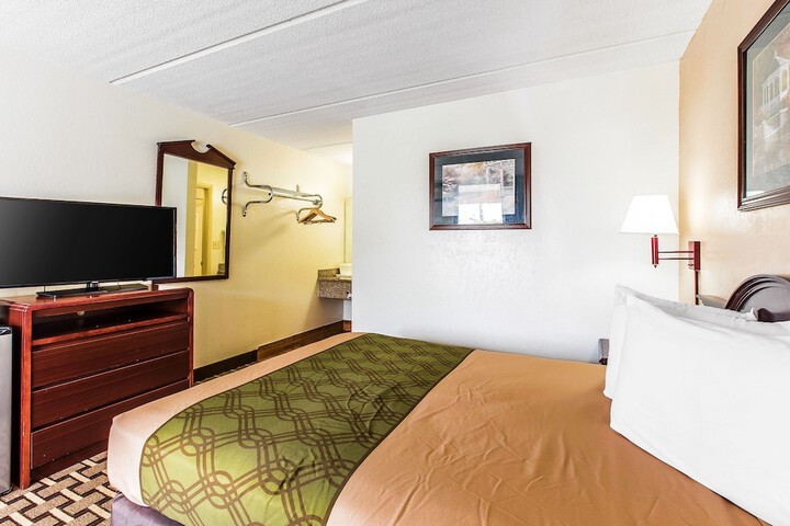 1 Queen Bed (1 of 12)