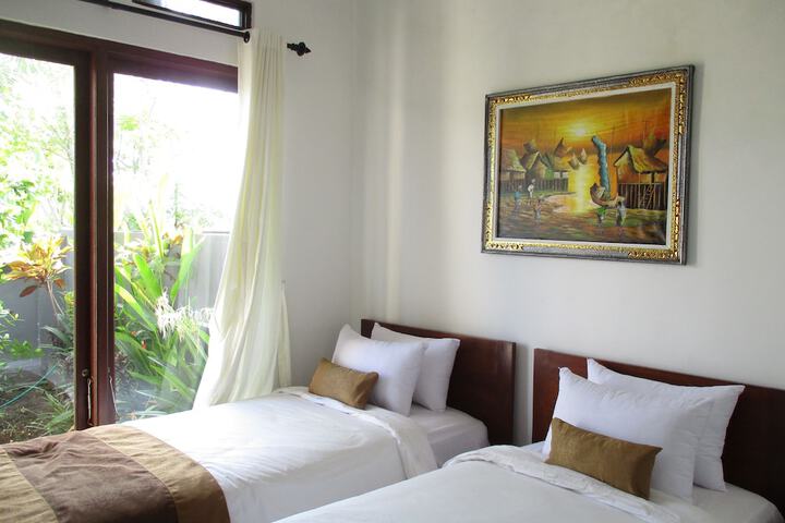 Room 2 of 33