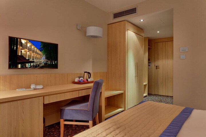 Room 16 of 45