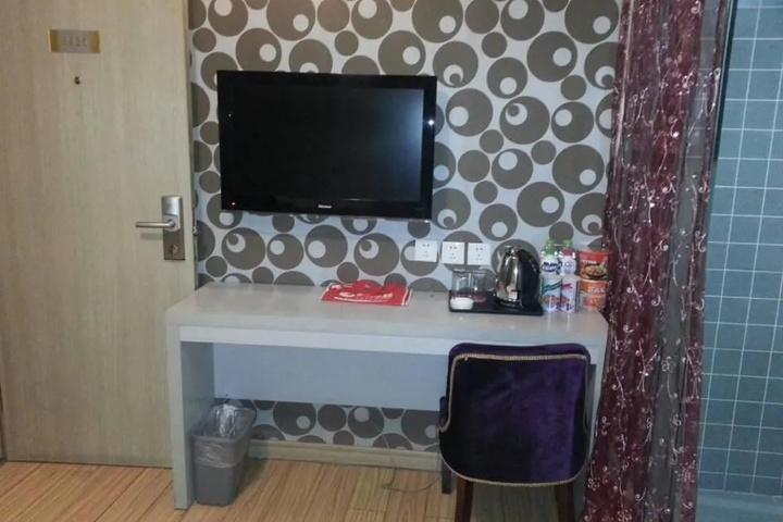 Room 10 of 32