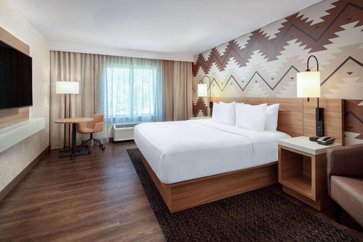 1 King Bed (8 of 13)