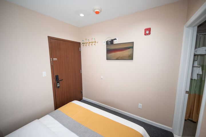 Basic Queen Bed (6 of 17)