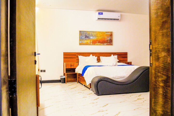 Room 18 of 178