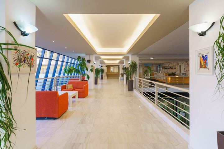 Entrance & Lobby