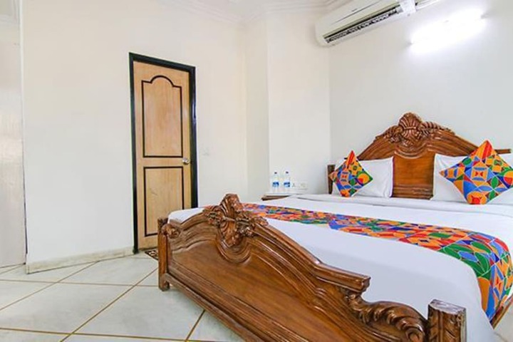 Room 13 of 30