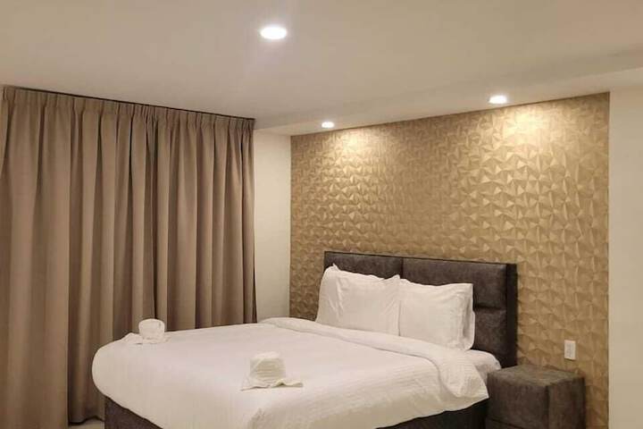 Room 4 of 12
