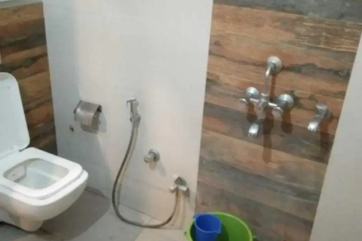 Room 4 of 8