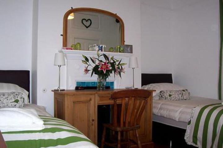 BROWNS ROOMS