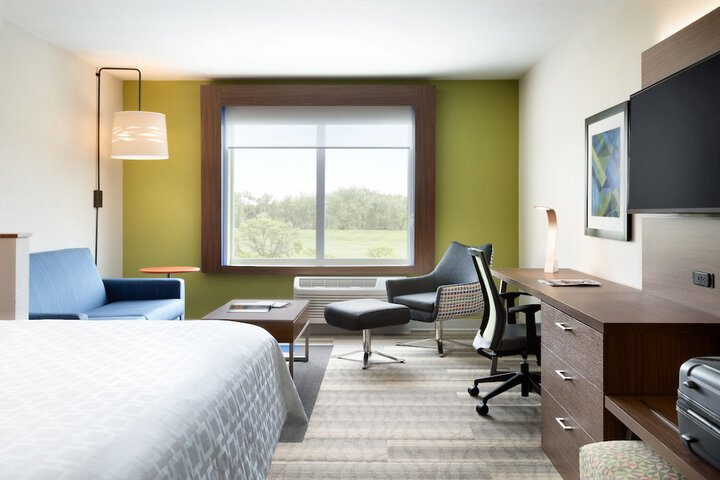 1 King Bed (2 of 4)