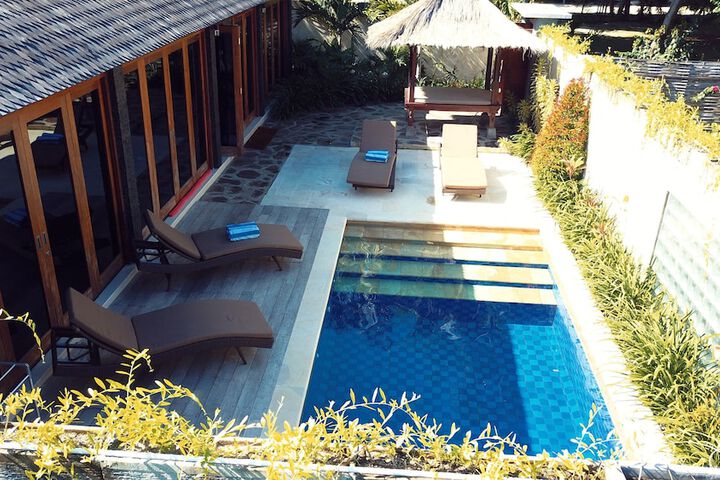 Hotel with Pool