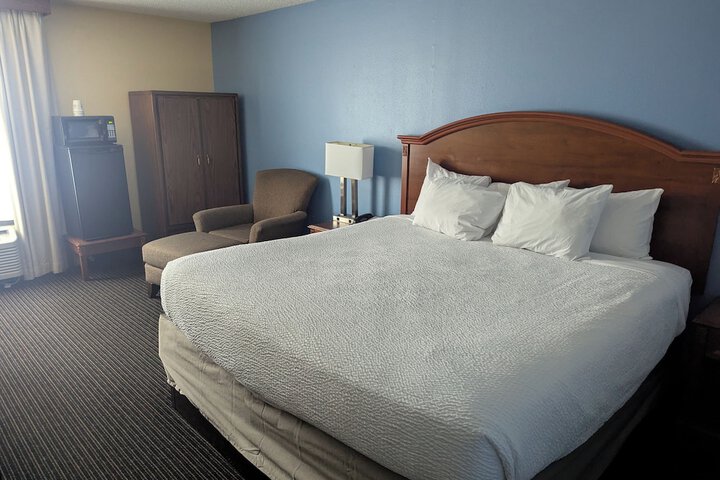 1 King Bed (2 of 6)