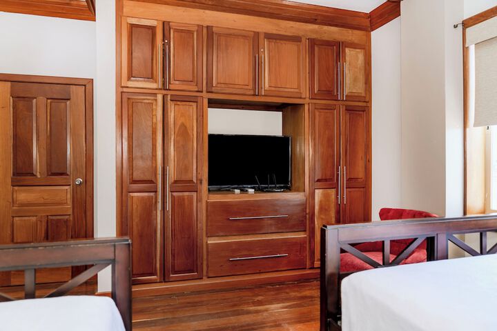Room 213 of 927
