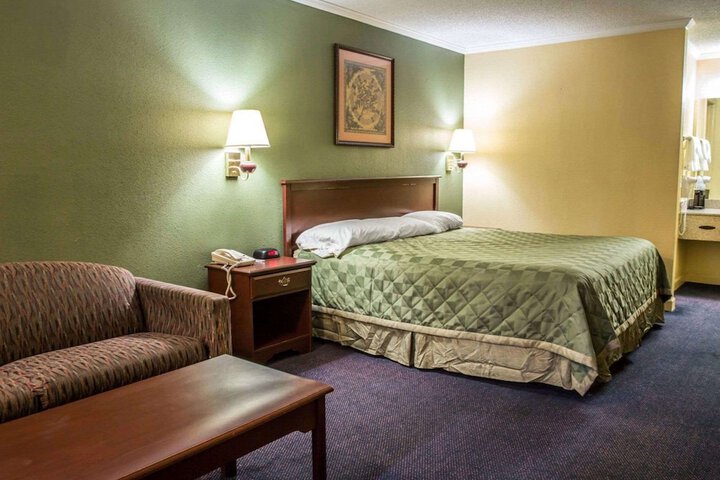 1 King Bed (6 of 18)