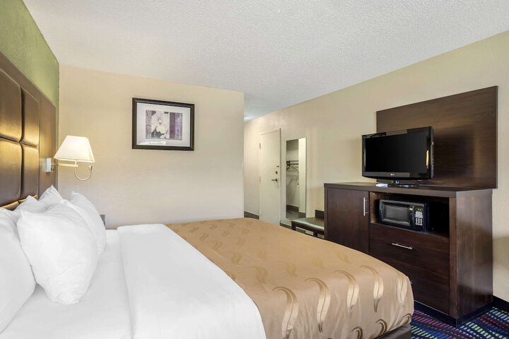 1 King Bed (6 of 21)
