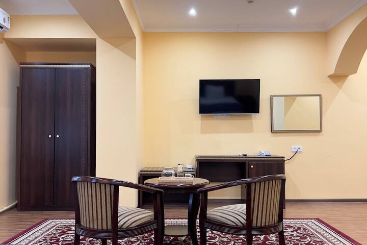 Room 9 of 18