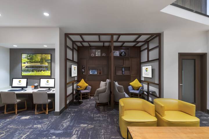 Lobby lounge