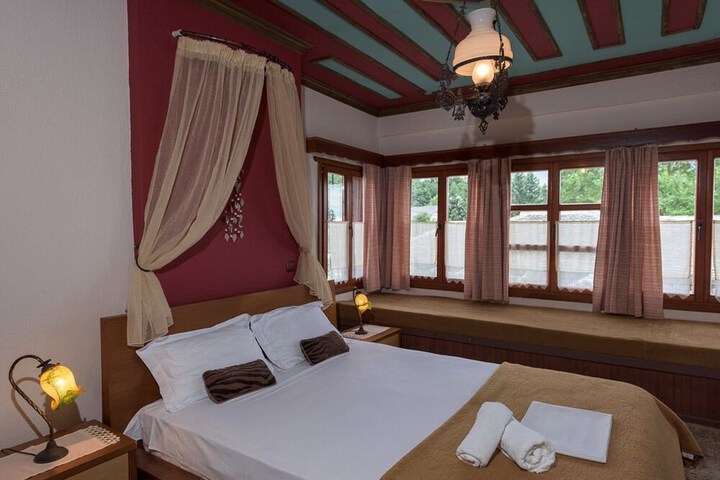 Room 5 of 16