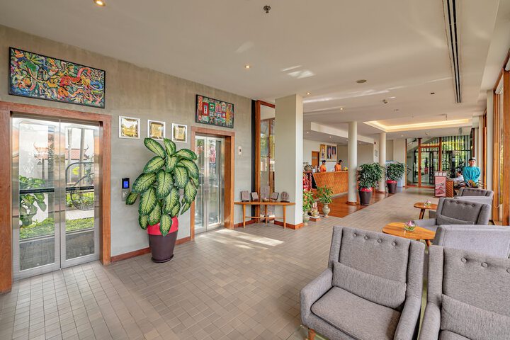 Entrance & Lobby
