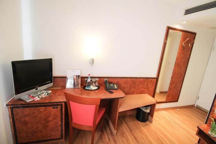 Room 16 of 39