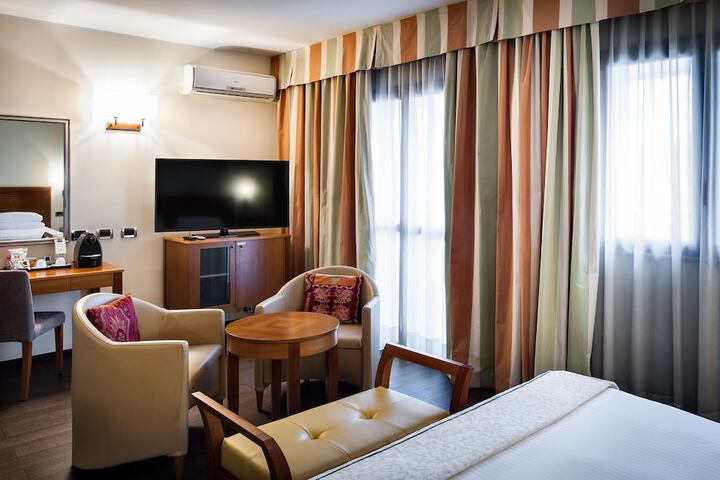 Room 5 of 132