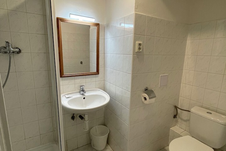 Room 13 of 28
