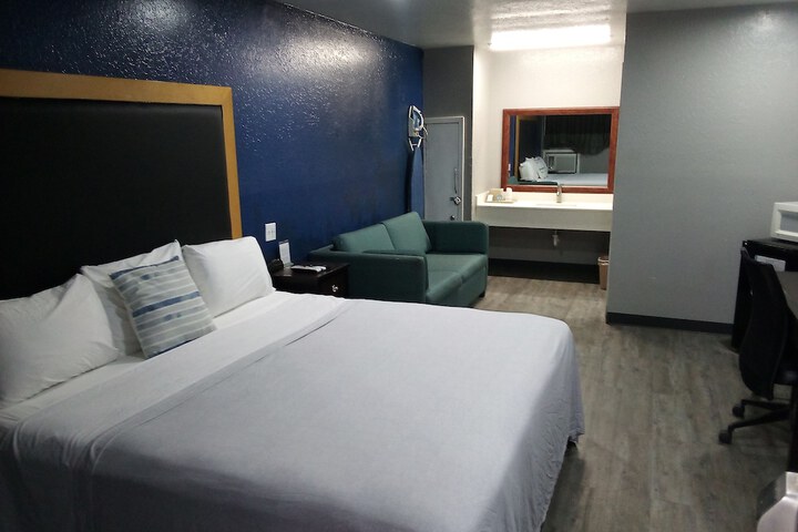 Room 3 of 32