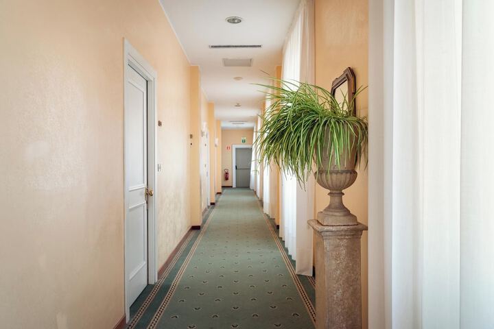 Ballroom/Hall 98 of 154