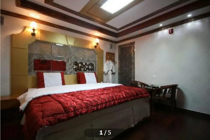 Room 2 of 5