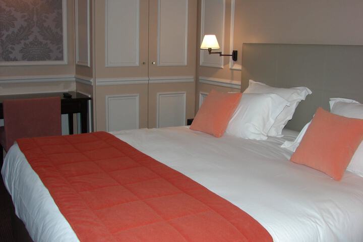 Room 4 of 80