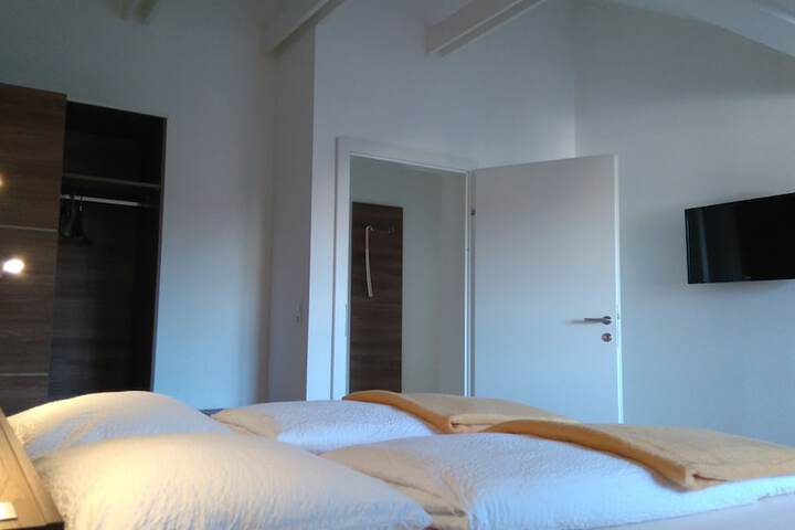 Room 6 of 251