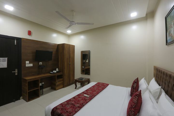 Room 6 of 11
