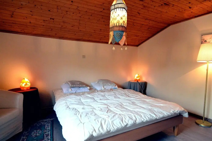 Room 4 of 18