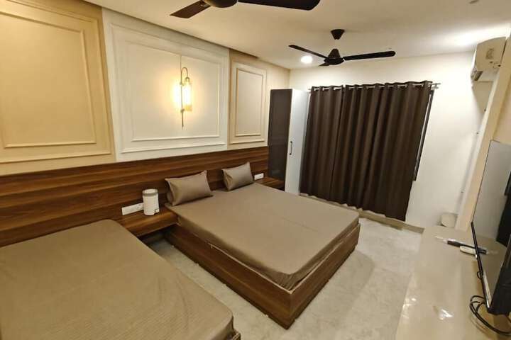 Room 6 of 10