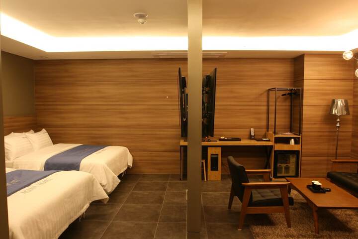 Room 11 of 32