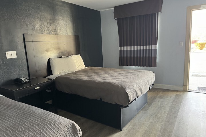 2 Double Beds (4 of 6)