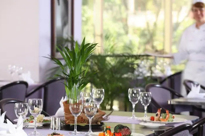 Dining 7 of 9